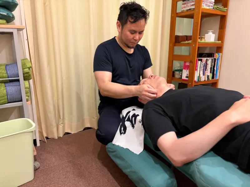 首の骨(頸椎)を整える施術